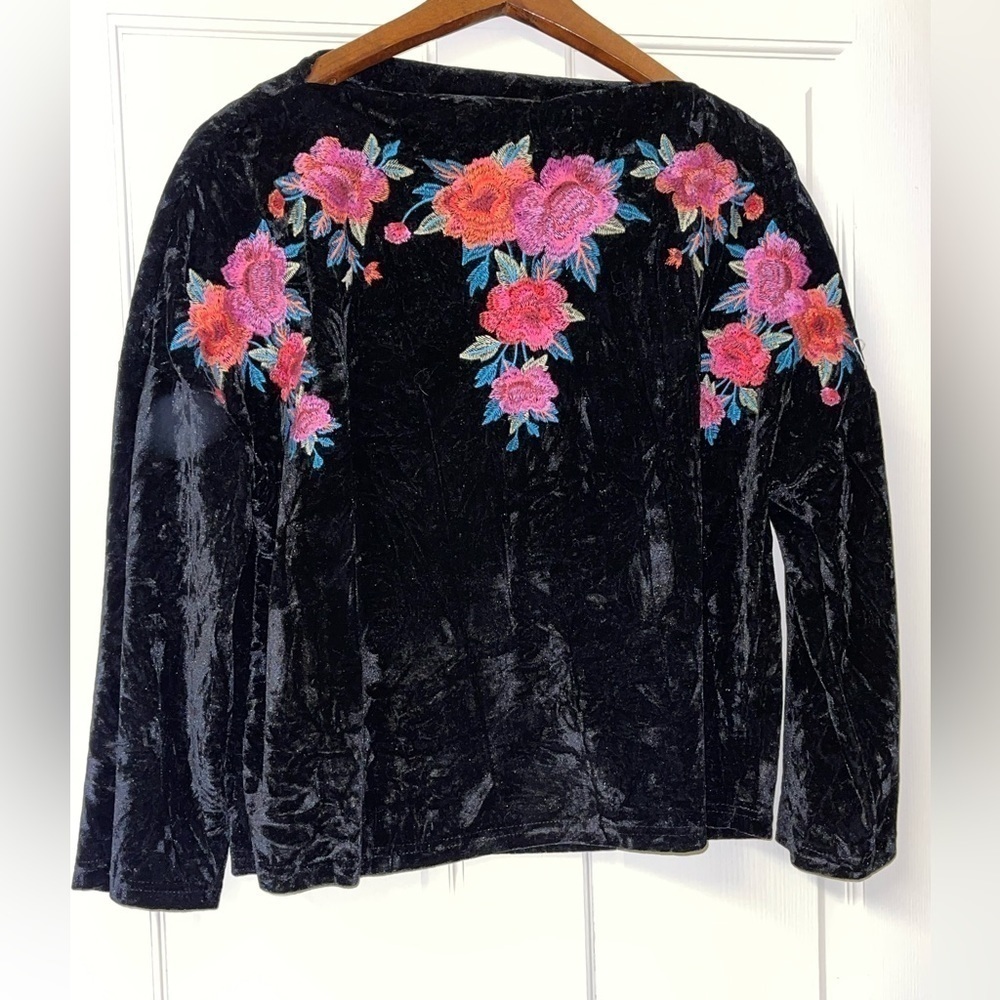 UMGEE FLORAL EMBROIDERED CRUSHED VELVET 3/4 SLEEVE TOP Size Small